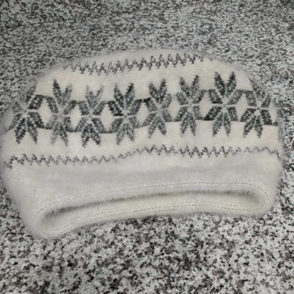 Like New, Angora Rabbit Fur Knit Winter Beret - Picture 4 of 16